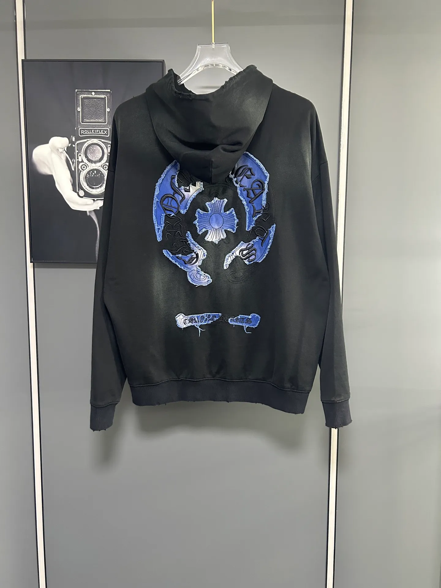 P310 𝗖𝗵𝗿𝗼𝗺𝗲 𝗛𝗲𝗮𝗿𝘁𝘀/Cro Heart 2025 Cross Patch Embroidery Summer New Original Single Counter American Acid Washed Distressed Laser Burnt Patch Embroidery Couple Casual Hooded Sweatshirt 👑The highest version! Customized fabric 440g tripe terry fabric! American acid-washed and distressed original fabric laser burnt ✟appliqué embroidery and exquisite embroidery of letters! The best-selling model at the counter. It is very comfortable to wear. It is low-key yet luxurious. It is very classy when worn. The large size and tailoring are needless to say. The upper body is exquisite and vivid. 👍High-end first-class materials. A truly palace-level product. The cotton from Turkey is of outstanding quality. After heavy washing, the clothes are very soft! Not picky, the upper body is absolutely stylish and extremely luxurious. Auxiliary materials: The original model has been authenticated and labeled ➕100% silk washed with water label. Genuine purchase-grade original hangtag➕matching hanging rope➕3D hanging beads➕original packaging bag. Craftsmanship: The original version has consistent wiring! The highest version of the armhole matching technique! Countless times of pattern making to 100% restore the original appearance! The correct version is the same for men and women, super eye-catching, super good-looking, and super atmospheric! Color: White Black Royal Blue Size, XS S M L